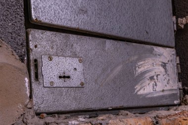 Bodrumdaki duvardaki eski elektrik sigorta kutusu, eski bir apartmanın elektrik kesintisini ortadan kaldırıyor.