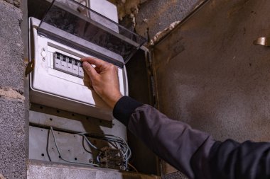 Bodrumdaki duvardaki eski elektrik sigorta kutusu, eski bir apartmanın elektrik kesintisini ortadan kaldırıyor.