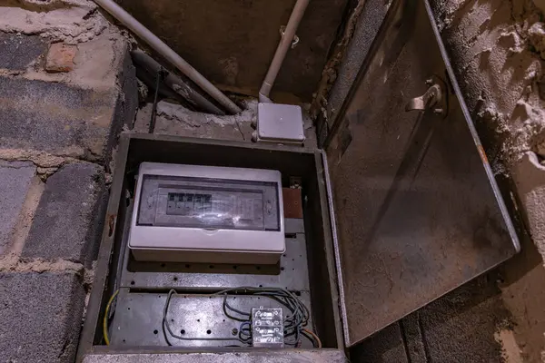 Bodrumdaki duvardaki eski elektrik sigorta kutusu, eski bir apartmanın elektrik kesintisini ortadan kaldırıyor.