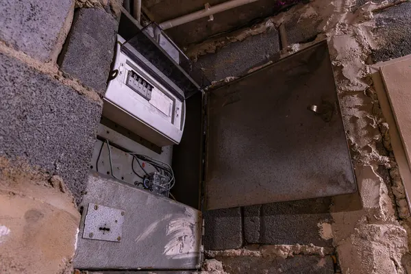Bodrumdaki duvardaki eski elektrik sigorta kutusu, eski bir apartmanın elektrik kesintisini ortadan kaldırıyor.