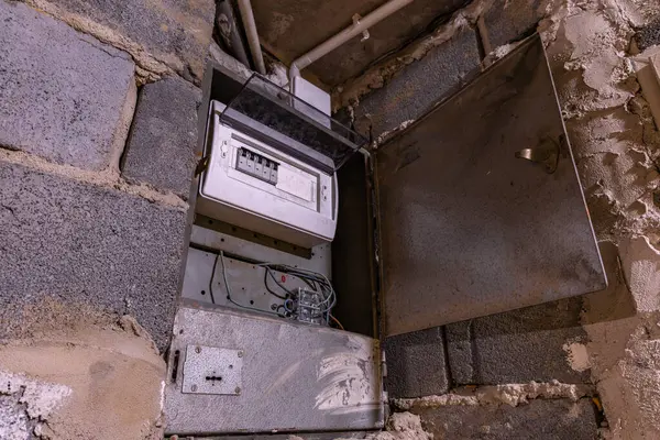 Bodrumdaki duvardaki eski elektrik sigorta kutusu, eski bir apartmanın elektrik kesintisini ortadan kaldırıyor.