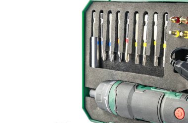 Değiştirilebilir uçlu elektrikli tornavida, pille çalışan, beyaz arka plan, düz, Phillips, Pozidriv, Torx ve altıgen