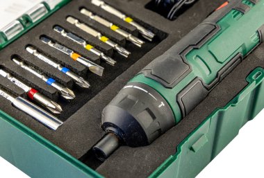 Değiştirilebilir uçlu elektrikli tornavida, pille çalışan, beyaz arka plan, düz, Phillips, Pozidriv, Torx ve altıgen