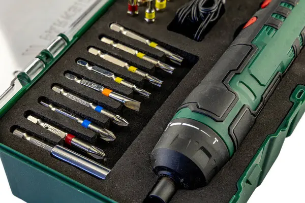 Değiştirilebilir uçlu elektrikli tornavida, pille çalışan, beyaz arka plan, düz, Phillips, Pozidriv, Torx ve altıgen