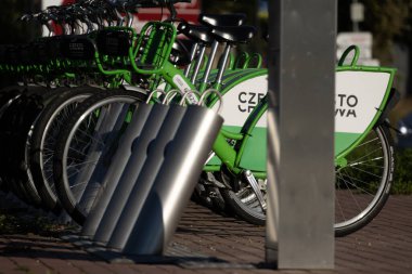 Czestochowa, Silesia, 10 Eylül 2024, Polonya - şehir bisiklet kiralama, bisiklet kiralama uygulaması, alternatif ulaşım araçları
