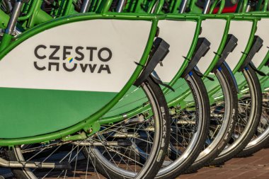 Czestochowa, Silesia, 10 Eylül 2024, Polonya - şehir bisiklet kiralama, bisiklet kiralama uygulaması, alternatif ulaşım araçları