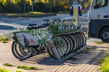 Czestochowa, Silesia, 10 Eylül 2024, Polonya - şehir bisiklet kiralama, bisiklet kiralama uygulaması, alternatif ulaşım araçları