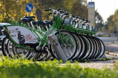 Czestochowa, Silesia, 10 Eylül 2024, Polonya - şehir bisiklet kiralama, bisiklet kiralama uygulaması, alternatif ulaşım araçları