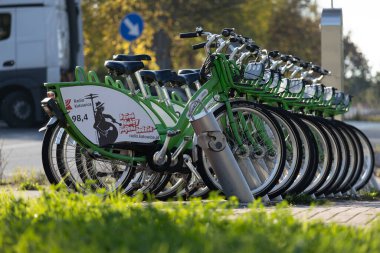 Czestochowa, Silesia, 10 Eylül 2024, Polonya - şehir bisiklet kiralama, bisiklet kiralama uygulaması, alternatif ulaşım araçları