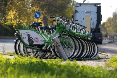 Czestochowa, Silesia, 10 Eylül 2024, Polonya - şehir bisiklet kiralama, bisiklet kiralama uygulaması, alternatif ulaşım araçları