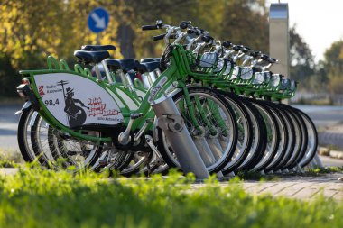 Czestochowa, Silesia, 10 Eylül 2024, Polonya - şehir bisiklet kiralama, bisiklet kiralama uygulaması, alternatif ulaşım araçları