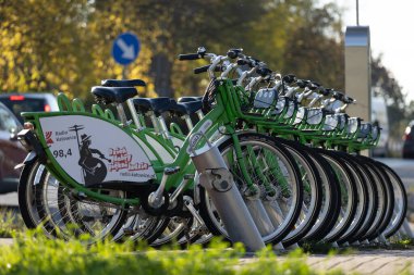 Czestochowa, Silesia, 10 Eylül 2024, Polonya - şehir bisiklet kiralama, bisiklet kiralama uygulaması, alternatif ulaşım araçları