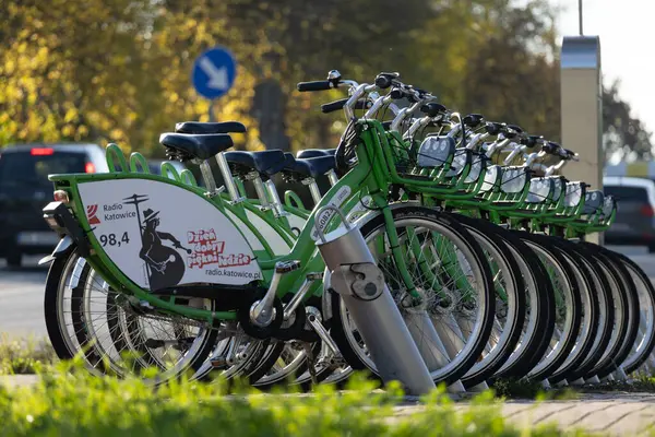 Czestochowa, Silesia, 10 Eylül 2024, Polonya - şehir bisiklet kiralama, bisiklet kiralama uygulaması, alternatif ulaşım araçları