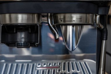 Kahve makinesi, espresso makinesi, fincana yakın çekim ve demleme başlığı.