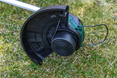 Pille çalışan çim biçme makinesi, bahçeye yerleştirilmiş kablosuz budayıcı, yeni bahçe ekipmanları.