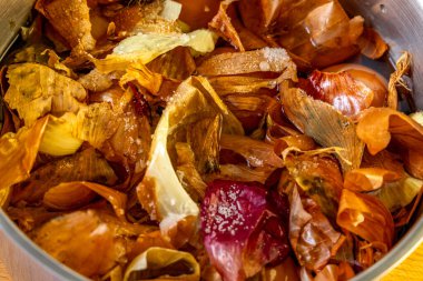 Paskalya sepeti, içinde sosis, ekmek, yumurta, Paskalya yumurtası Paskalya kutlamaları vesilesiyle kilisede kutsanmak üzere bir sepet.