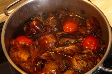 Paskalya sepeti, içinde sosis, ekmek, yumurta, Paskalya yumurtası Paskalya kutlamaları vesilesiyle kilisede kutsanmak üzere bir sepet.