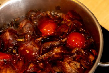 Paskalya sepeti, içinde sosis, ekmek, yumurta, Paskalya yumurtası Paskalya kutlamaları vesilesiyle kilisede kutsanmak üzere bir sepet.