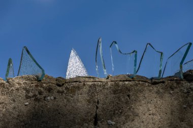 Cam parçalarıyla beton çit, hırsızlara karşı koruma, çitlerde kırık cam.