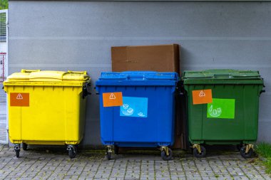 Renkli çöp tenekeleri, atık ayrımı, kağıt, cam, biyo-wast