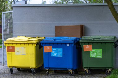 Renkli çöp tenekeleri, atık ayrımı, kağıt, cam, biyo-wast