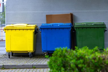 Renkli çöp tenekeleri, atık ayrımı, kağıt, cam, biyo-wast