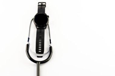 Onarım altında akıllı seğirme, tıbbi steteskop ve beyaz arka grubunda siyah elektronik saat