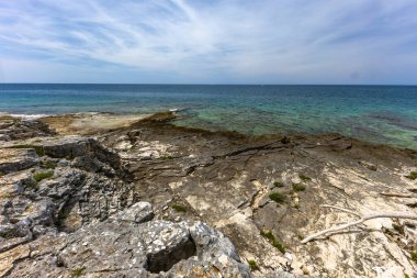Çakıl taşlı plajlar, Rovinj yakınlarındaki Adriyatik kıyıları, FKK natürist plajı.