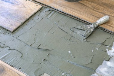 Bahçedeki terasa fayanslar serpiştirmek, verandanın altına buz geçirmez tutkal yapıştırmak,