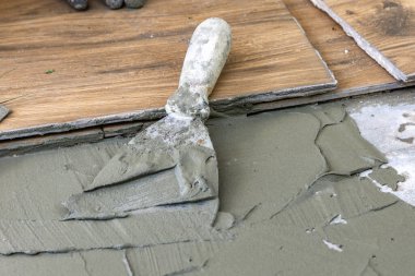 Bahçedeki terasa fayanslar serpiştirmek, verandanın altına buz geçirmez tutkal yapıştırmak,