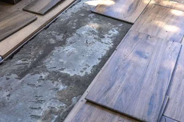 Bahçedeki terasa fayanslar serpiştirmek, verandanın altına buz geçirmez tutkal yapıştırmak,