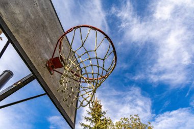 Mavi gökyüzüne karşı eski bir basketbol potası