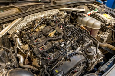 Czestochowa 10 Nisan 2025 Polonya - araba motoru kompartımanı, motor tamiri