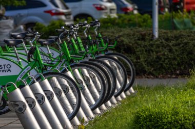 Czestochowa, Silezya Voyvoda, Polonya - 7 Mayıs 2025 Şehir Bisiklet Kiralama, bisiklet parkı