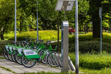Czestochowa, Silezya Voyvoda, Polonya - 7 Mayıs 2025 Şehir Bisiklet Kiralama, bisiklet parkı