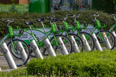 Czestochowa, Silezya Voyvoda, Polonya - 7 Mayıs 2025 Şehir Bisiklet Kiralama, bisiklet parkı