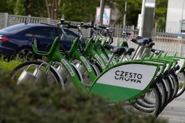 Czestochowa, Silezya Voyvoda, Polonya - 7 Mayıs 2025 Şehir Bisiklet Kiralama, bisiklet parkı