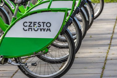 Czestochowa, Silezya Voyvoda, Polonya - 7 Mayıs 2025 Şehir Bisiklet Kiralama, bisiklet parkı