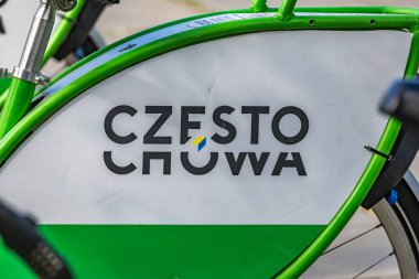 Czestochowa, Silezya Voyvoda, Polonya - 7 Mayıs 2025 Şehir Bisiklet Kiralama, bisiklet parkı