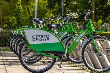Czestochowa, Silezya Voyvoda, Polonya - 7 Mayıs 2025 Şehir Bisiklet Kiralama, bisiklet parkı
