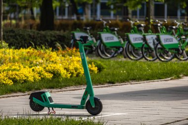 Czestochowa, Silezya Voyvoda, Polonya - 7 Mayıs 2025 elektrikli scooter kiralama, elektrik taşıma araçları