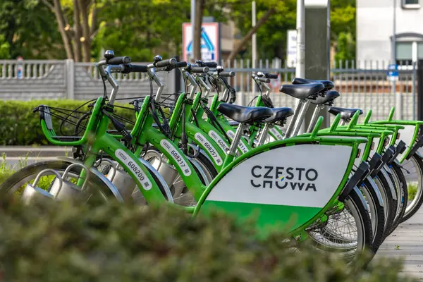 Czestochowa, Silezya Voyvoda, Polonya - 7 Mayıs 2025 Şehir Bisiklet Kiralama, bisiklet parkı