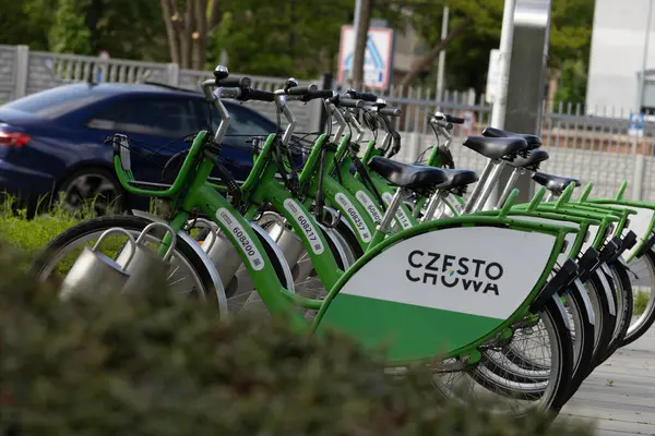 Czestochowa, Silezya Voyvoda, Polonya - 7 Mayıs 2025 Şehir Bisiklet Kiralama, bisiklet parkı