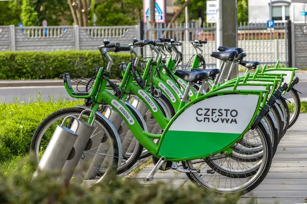 Czestochowa, Silezya Voyvoda, Polonya - 7 Mayıs 2025 Şehir Bisiklet Kiralama, bisiklet parkı