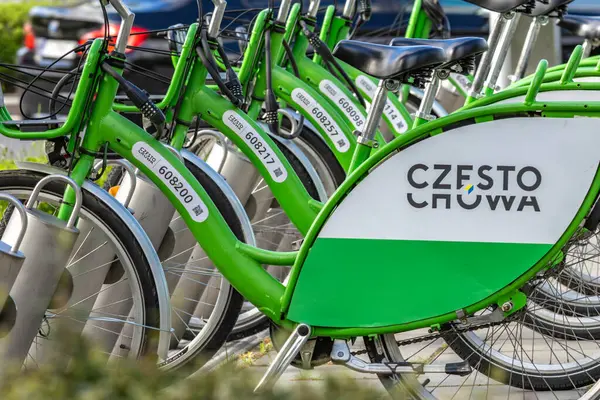 Czestochowa, Silezya Voyvoda, Polonya - 7 Mayıs 2025 Şehir Bisiklet Kiralama, bisiklet parkı