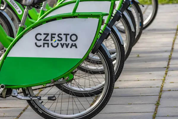 Czestochowa, Silezya Voyvoda, Polonya - 7 Mayıs 2025 Şehir Bisiklet Kiralama, bisiklet parkı