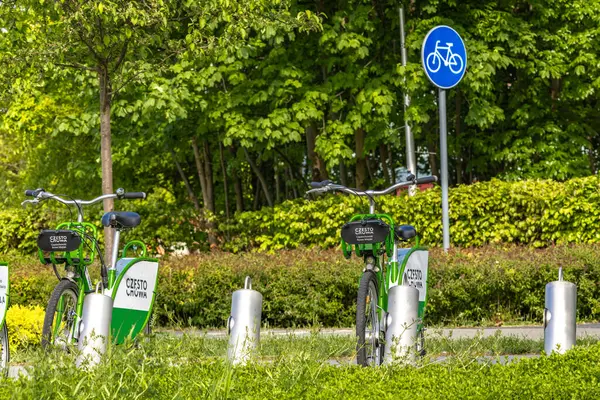 Czestochowa, Silezya Voyvoda, Polonya - 7 Mayıs 2025 Şehir Bisiklet Kiralama, bisiklet parkı