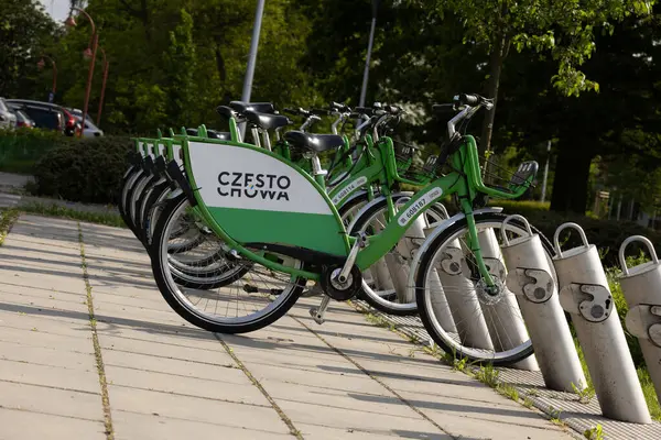 Czestochowa, Silezya Voyvoda, Polonya - 7 Mayıs 2025 Şehir Bisiklet Kiralama, bisiklet parkı
