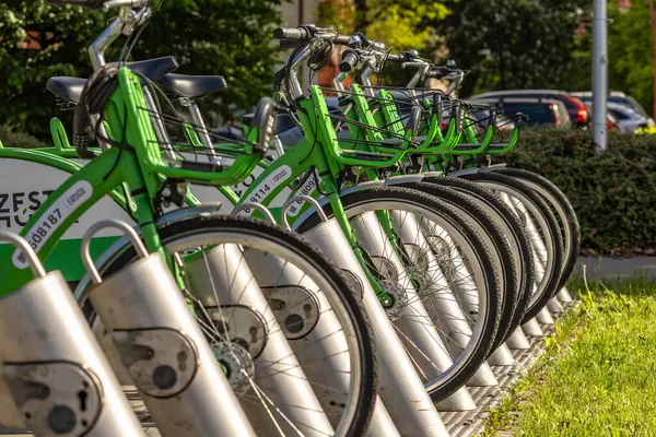 Czestochowa, Silezya Voyvoda, Polonya - 7 Mayıs 2025 Şehir Bisiklet Kiralama, bisiklet parkı