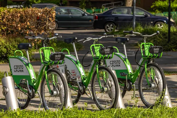 Czestochowa, Silezya Voyvoda, Polonya - 7 Mayıs 2025 Şehir Bisiklet Kiralama, bisiklet parkı